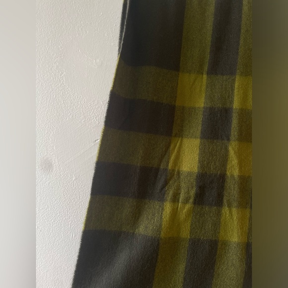 Authentic Burberry Green Scarf - Picture 2 of 7